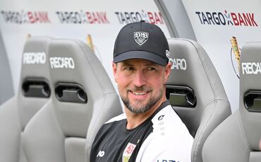 Trainer Sebastian Hoeneß möchte, dass seine Stuttgarter in München einen mutigen Auftritt zeigen. (Archivbild)