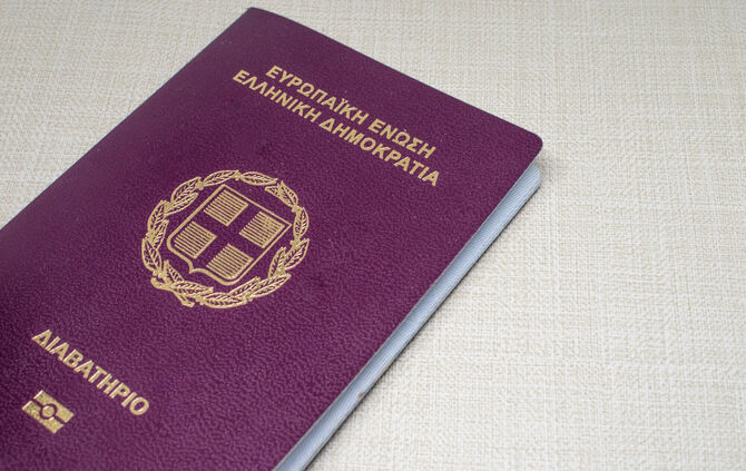 Der junge Mann nutzte falsche griechische Dokumente (Symbolfoto), um nach Deutschland einzureisen. Das gab er direkt am Flughafe