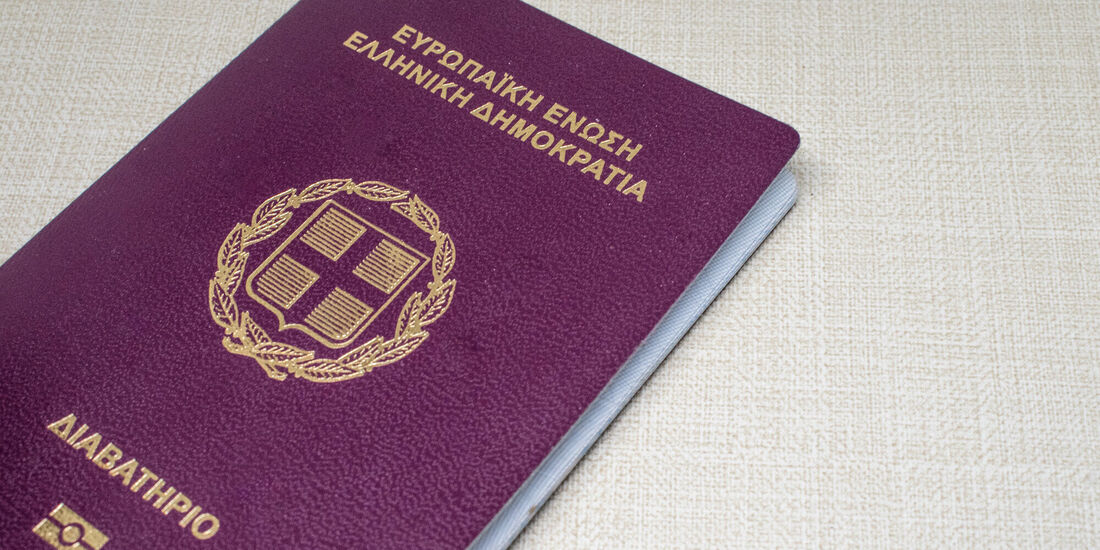 Der junge Mann nutzte falsche griechische Dokumente (Symbolfoto), um nach Deutschland einzureisen. Das gab er direkt am Flughafe