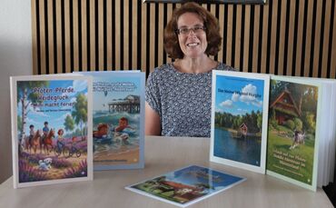 Verena Schersching mit ihren Büchern.