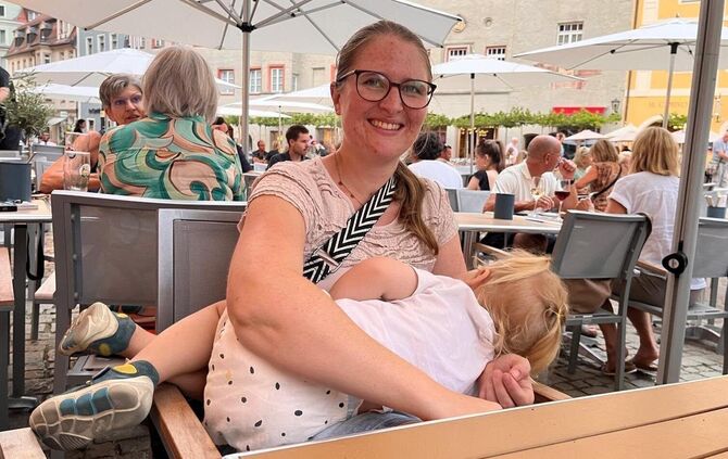 Im Urlaub: Isabelle Kück beim Stillen in der Regensburger Innenstadt.