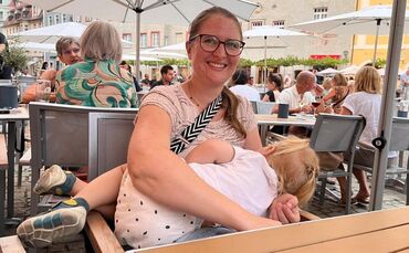 Im Urlaub: Isabelle Kück beim Stillen in der Regensburger Innenstadt.