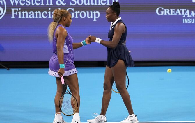 Serena Williams (l) und Venus Williams