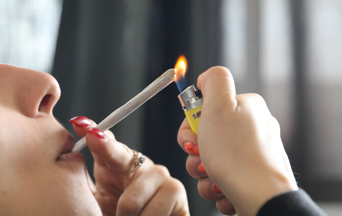 Schon vor der teilweisen Legalisierung von Cannabis hat der Konsum unter Erwachsenen zugenommen (Symbolfoto).