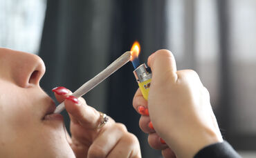 Schon vor der teilweisen Legalisierung von Cannabis hat der Konsum unter Erwachsenen zugenommen (Symbolfoto).