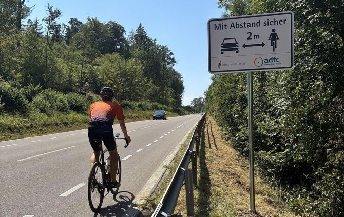 Hinweisschilder machen auf den vorgeschriebenen Abstand beim Überholen von Radlern aufmerksam.