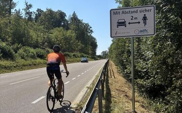 Hinweisschilder machen auf den vorgeschriebenen Abstand beim Überholen von Radlern aufmerksam.