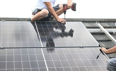 18 Prozent der Privathaushalte in Deutschland haben mittlerweile eine Photovoltaik-Anlage auf dem Dach. (Symbolbild)