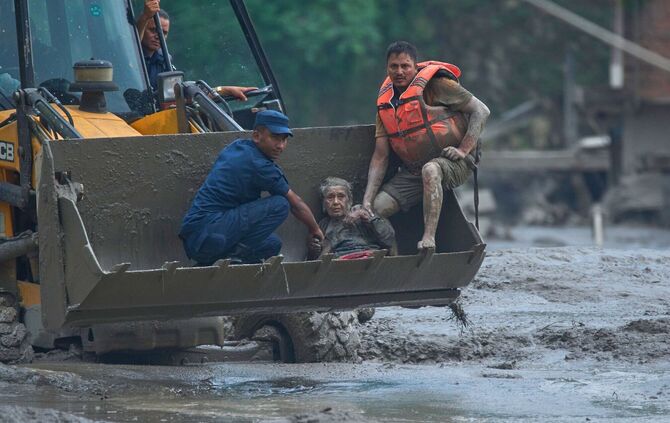 Sturzflut an Grenze zwischen China und Nepal