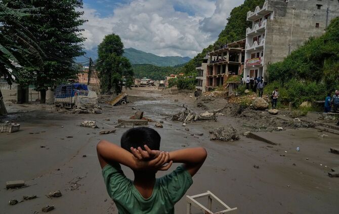 Sturzflut an Grenze zwischen China und Nepal