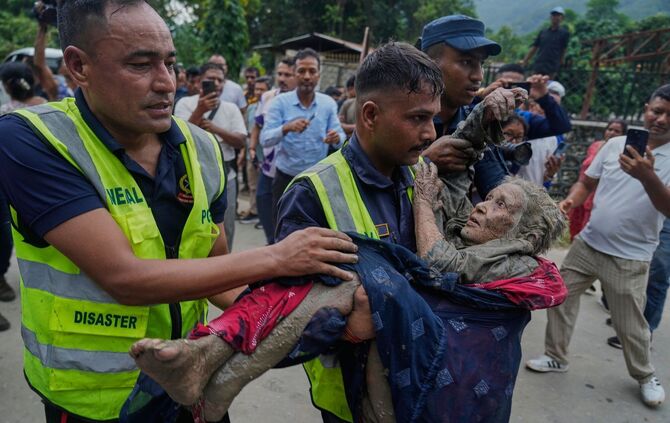 Sturzflut an Grenze zwischen China und Nepal