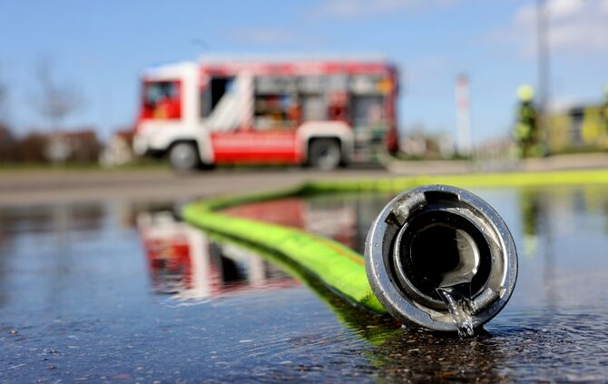 Die Feuerwehr ist am Mittwoch zu einem Flächenbrand ausgerückt (Symbolfoto).