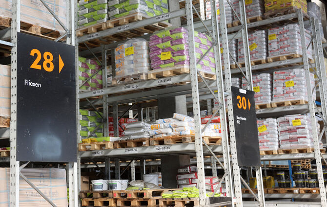 Im Baustoff-Lager von Raab Karcher in Waiblingen.