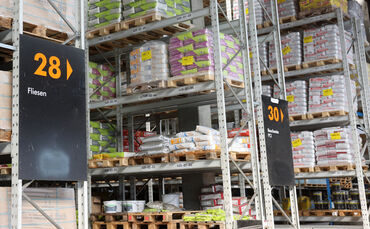 Im Baustoff-Lager von Raab Karcher in Waiblingen.