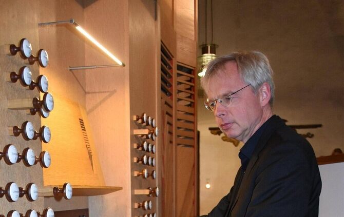 Organist Andreas Gräsle am Spieltisch der Orgel in der Michaelskirche Waiblingen.