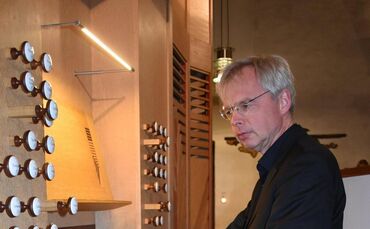 Organist Andreas Gräsle am Spieltisch der Orgel in der Michaelskirche Waiblingen.