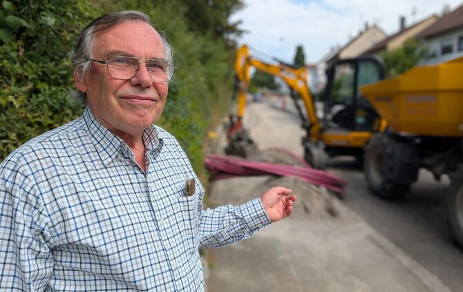 Klaus Gatter wundert sich: Warum wird vor seinem Haus in der Ringstraße schon wieder der Gehweg für Glasfaserkabel aufgemacht?
