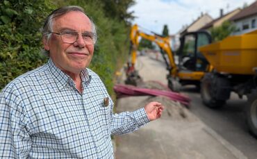 Klaus Gatter wundert sich: Warum wird vor seinem Haus in der Ringstraße schon wieder der Gehweg für Glasfaserkabel aufgemacht?