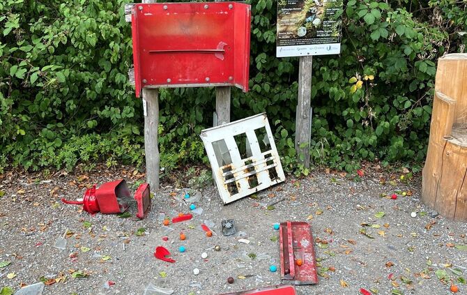 Gesprengter Kugelautomat in Urbach am Walderlebnispfad.