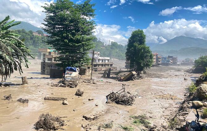 Wie es zu der verheerenden Sturzflut in Nepal kam