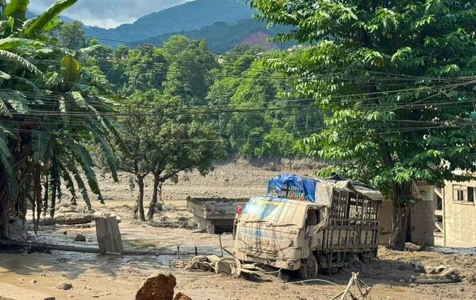 Wie es zu der verheerenden Sturzflut in Nepal kam