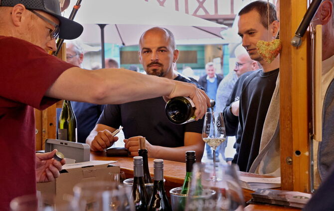 Für ein Viertele Wein werden auf den Weintagen in Winnenden fünf Euro fällig -mindestens. Ein Spitzenwein ist auch für deutlich