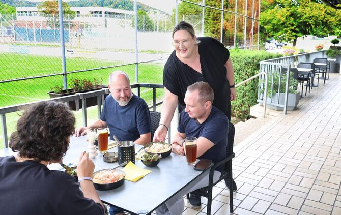 "Ich fühle mich wirklich seit langer Zeit erholt": Melanie Wörner trägt auf der Terrasse des "Gasthauses an der Wieslauf" den Mi