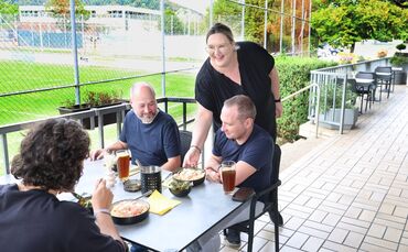 "Ich fühle mich wirklich seit langer Zeit erholt": Melanie Wörner trägt auf der Terrasse des "Gasthauses an der Wieslauf" den Mi