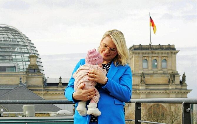 Mutterschaft und parlamentarische Pflichten: Die stellvertretende Generalsekretärin Christina Stumpp hat ihre Tochter schon als