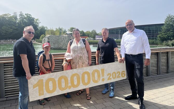 Die 100.000ste Besucherin der Saison wurde am Donnerstagnachmittag im Ziegeleiseebad von OB Hornikel, Bäderbetriebsleiter Jörg B