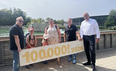 Die 100.000ste Besucherin der Saison wurde am Donnerstagnachmittag im Ziegeleiseebad von OB Hornikel, Bäderbetriebsleiter Jörg B