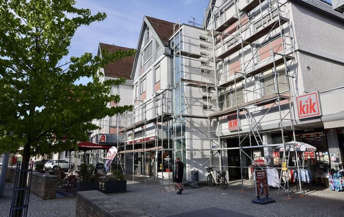 Das dreigiebelige Gebäude in der Winterbacher Ortsmitte ist eingerüstet.