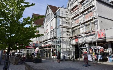 Das dreigiebelige Gebäude in der Winterbacher Ortsmitte ist eingerüstet.
