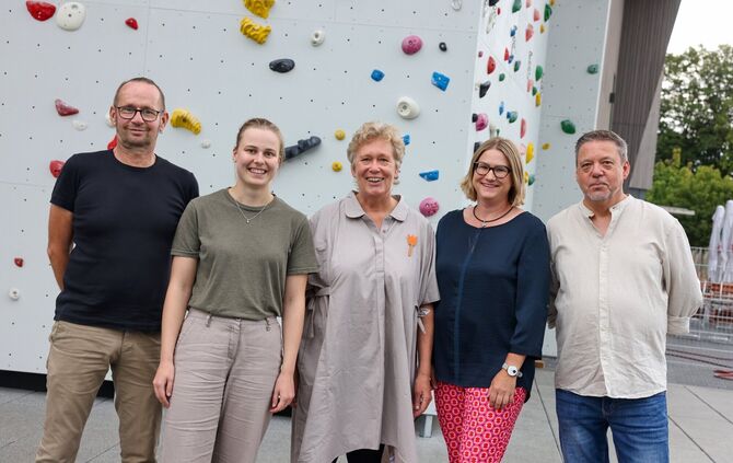 Die Grünen-Fraktion vor dem neuen DAV-Alpinzentrum: von links Tobias Schmid, Kathrin Hübner, Friederike Köstlin, Simone Höfer un