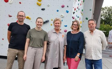 Die Grünen-Fraktion vor dem neuen DAV-Alpinzentrum: von links Tobias Schmid, Kathrin Hübner, Friederike Köstlin, Simone Höfer un