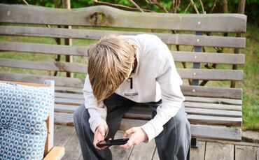 Kinder und Jugendliche brauchen aus Sicht von Verbraucherschützern keine bloßen Nutzungsgrenzen, sondern Plattformen, die von vo