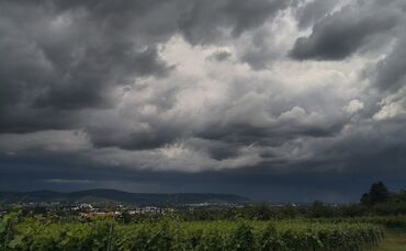 Der Start ins Wochenende könnte nass werden. Der DWD warnt vor starkem Gewitter. (Symbolfoto)