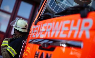 Insgesamt arbeiteten die Feuerwehren am Morgen über 30 Einsätze ab. (Symbolbild)