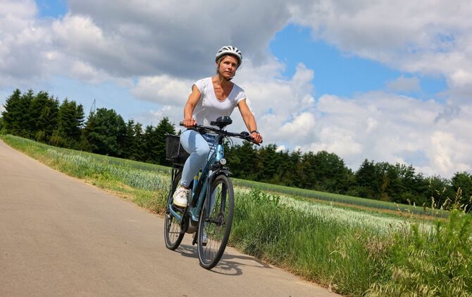 Aufgepasst: Wenn Split auf der Straße liegt, gerät man leicht ins Rutschen beim Bremsen. (Symbolbild)