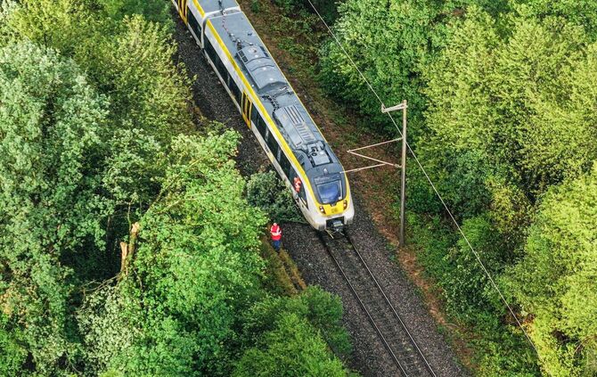 Ein Regionalzug der Deutschen Bahn steht bei Oppenweiler auf der Strecke.