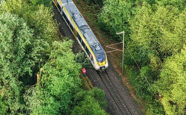 Ein Regionalzug der Deutschen Bahn steht bei Oppenweiler auf der Strecke.