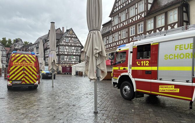 Am Freitagmittag fuhr die Feuerwehr mit Martinshorn auf den Schorndorfer Marktplatz.