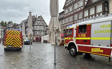 Am Freitagmittag fuhr die Feuerwehr mit Martinshorn auf den Schorndorfer Marktplatz.