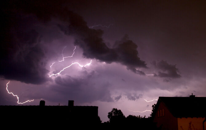 Wetterleuchten ist geradezu magisch, vor allem, wenn es so viele Blitze sind, wie am Freitag in den Morgen- und Vormittagsstunde