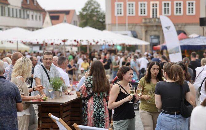 Weinfreunde unter sich: Vielversprechender Start in die Weintage.