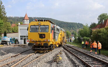So sieht die Stopfmaschine aus, die derzeit auf der Wieselstrecke lärmend arbeitet.