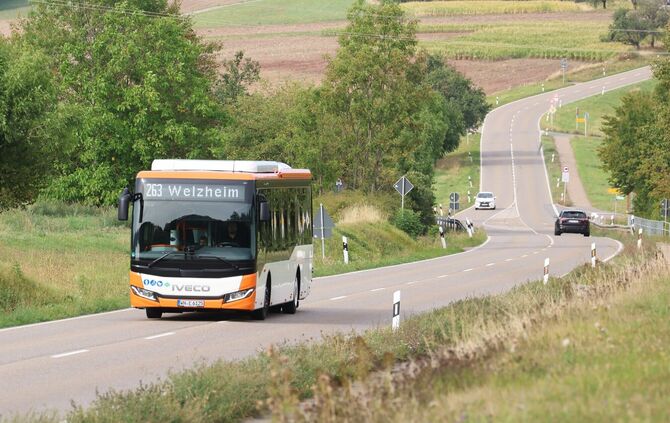 In diesem Bus fuhr Verkehrsministerin Nicole Razavi auf ihrer Sommertour von Schorndorf nach Welzheim.