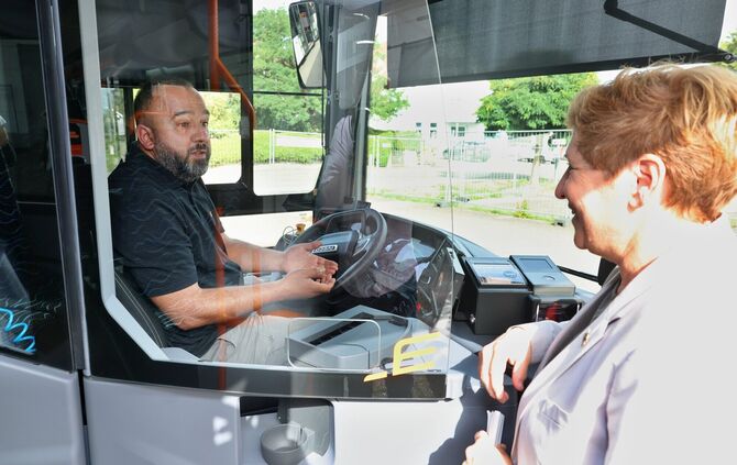 Verkehrsministerin Nicole Razavi nimmt den Bus nach Welzheim – und plaudert noch ein wenig mit dem Fahrer.