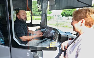 Verkehrsministerin Nicole Razavi nimmt den Bus nach Welzheim – und plaudert noch ein wenig mit dem Fahrer.