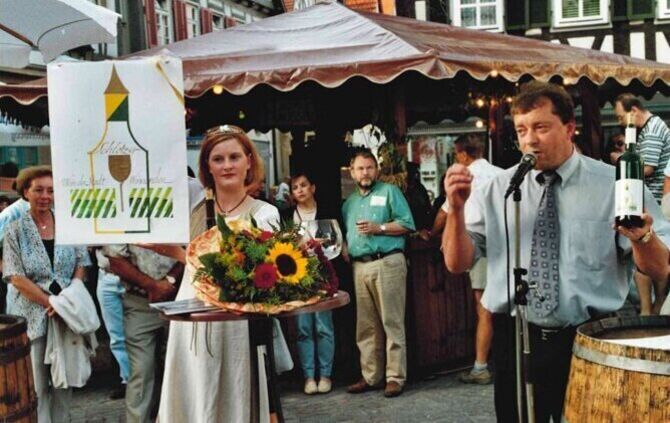 Im Jahr 2000 sind die Weintage zum ersten Mal gefeiert worden. Die Württembergische Weinprinzessin Andrea Zipf und der damalige